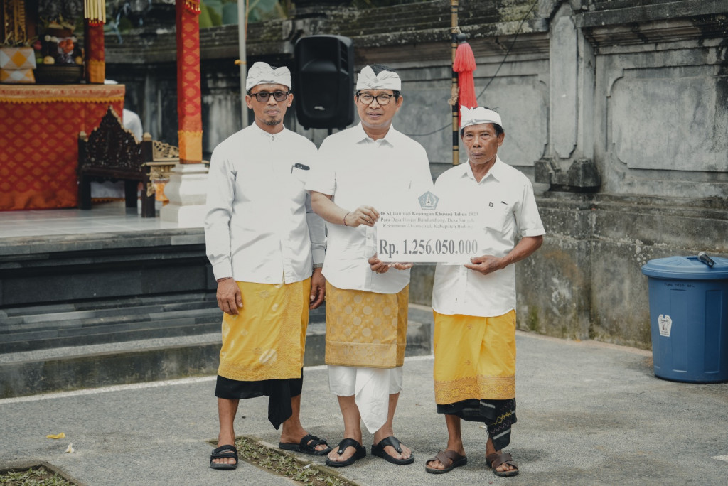 Karya Melaspas di Pura Desa Banjar Batulumbang